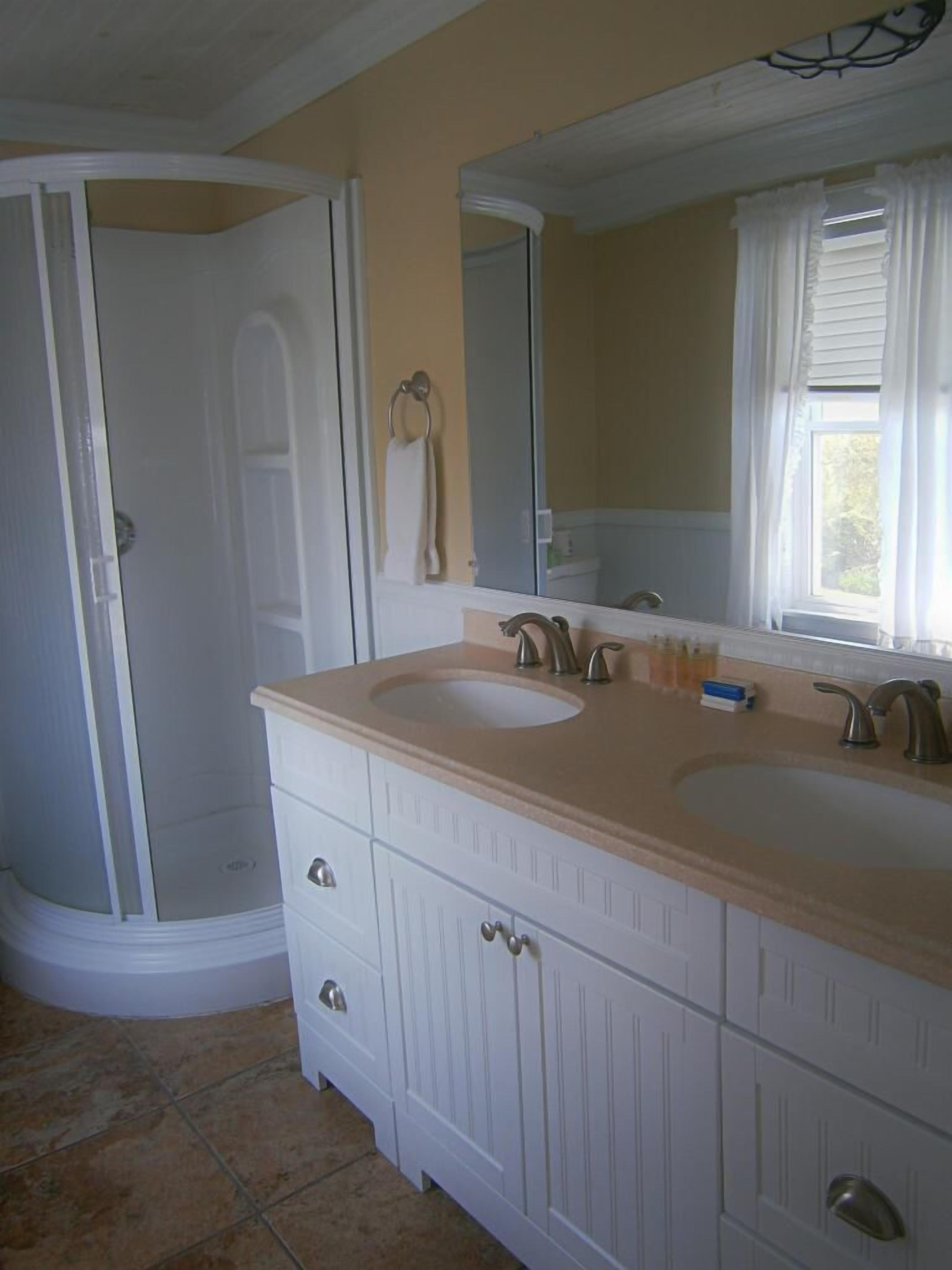 Douche, articles de toilette gratuits, sèche-cheveux