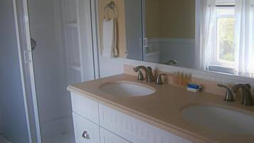 Douche, articles de toilette gratuits, sèche-cheveux