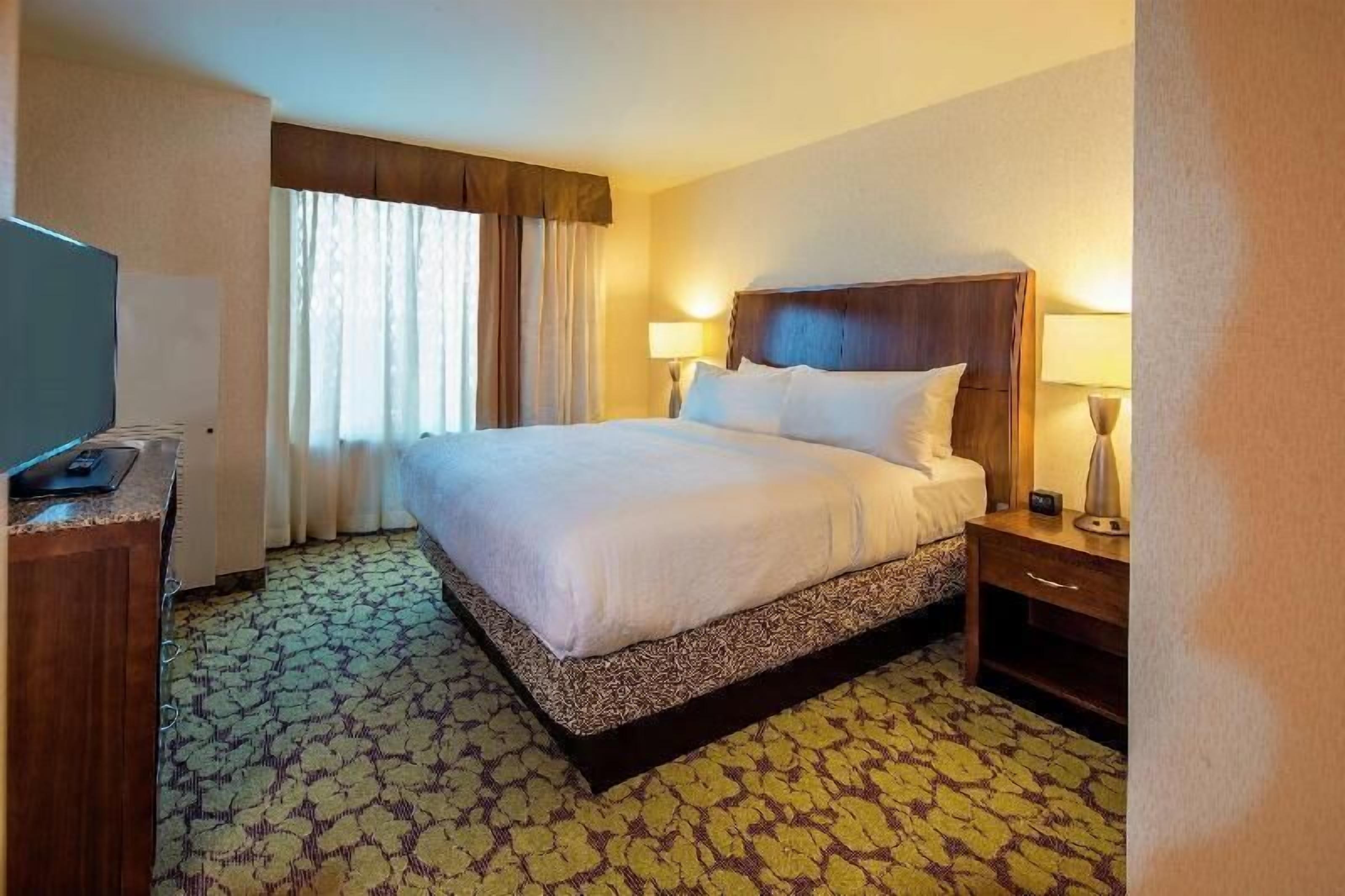 Premium bedding, in-room safe, desk, blackout drapes
