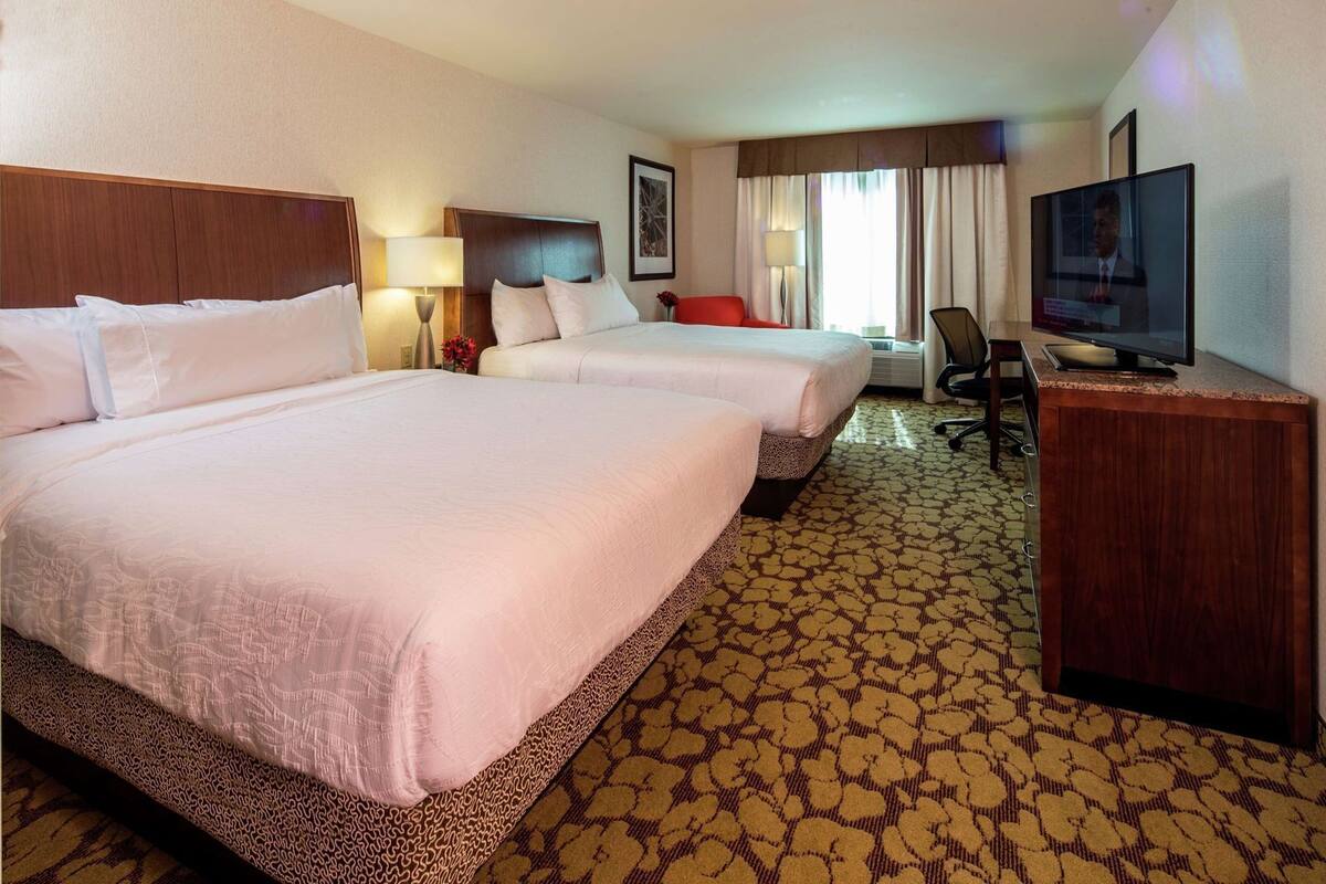 Premium bedding, in-room safe, desk, blackout drapes