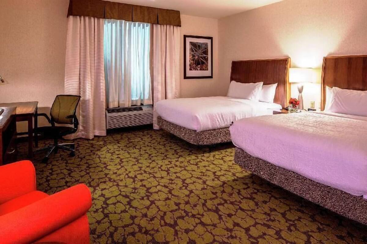 Premium bedding, in-room safe, desk, blackout drapes