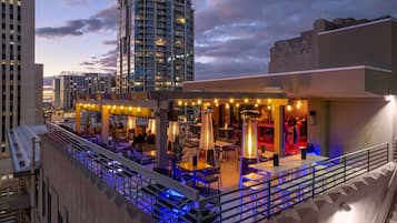 2 bares o lounges