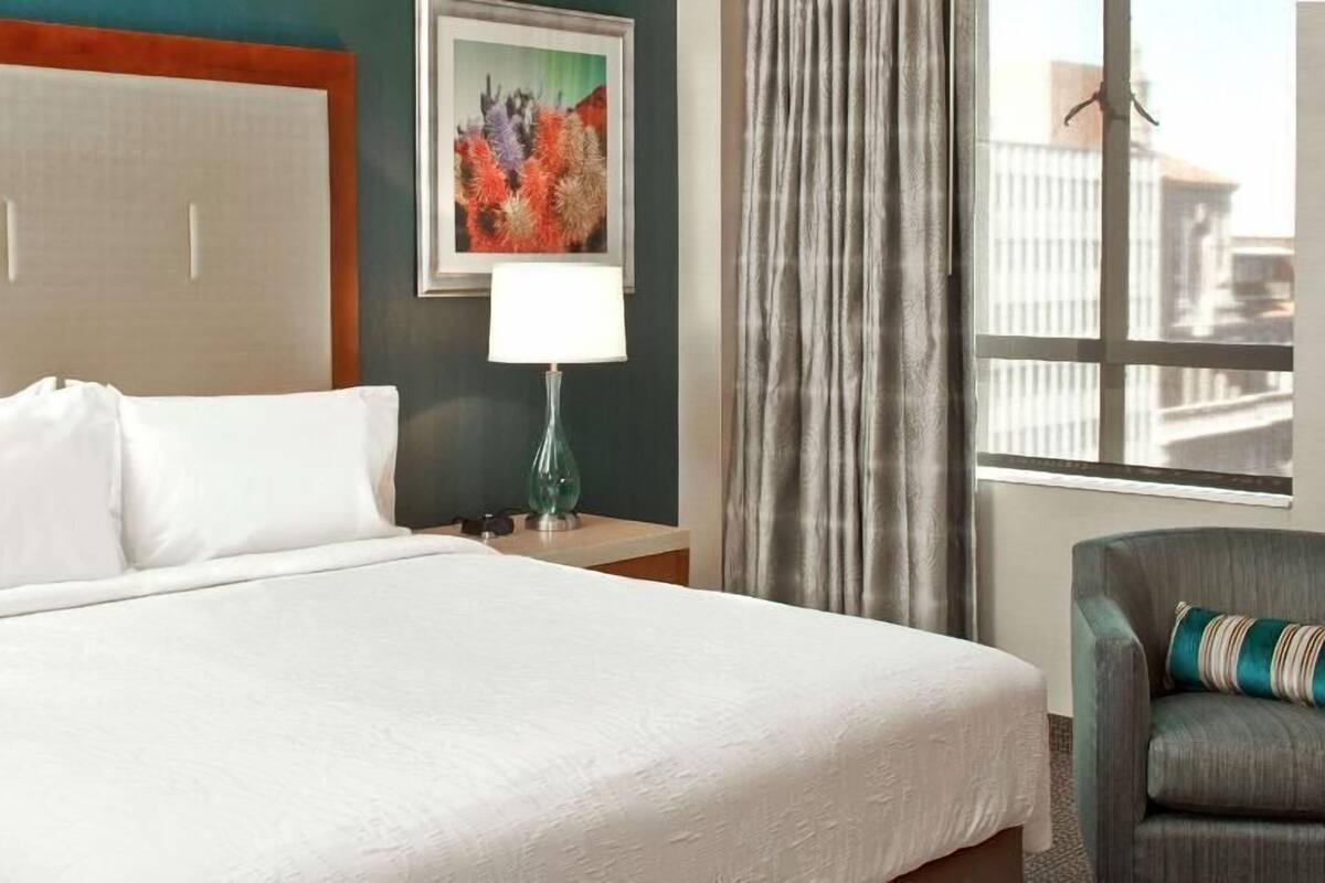 Literie de qualité supérieure, surmatelas, bureau, rideaux occultants