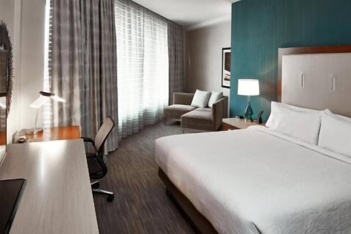 Literie de qualité supérieure, surmatelas, bureau, rideaux occultants