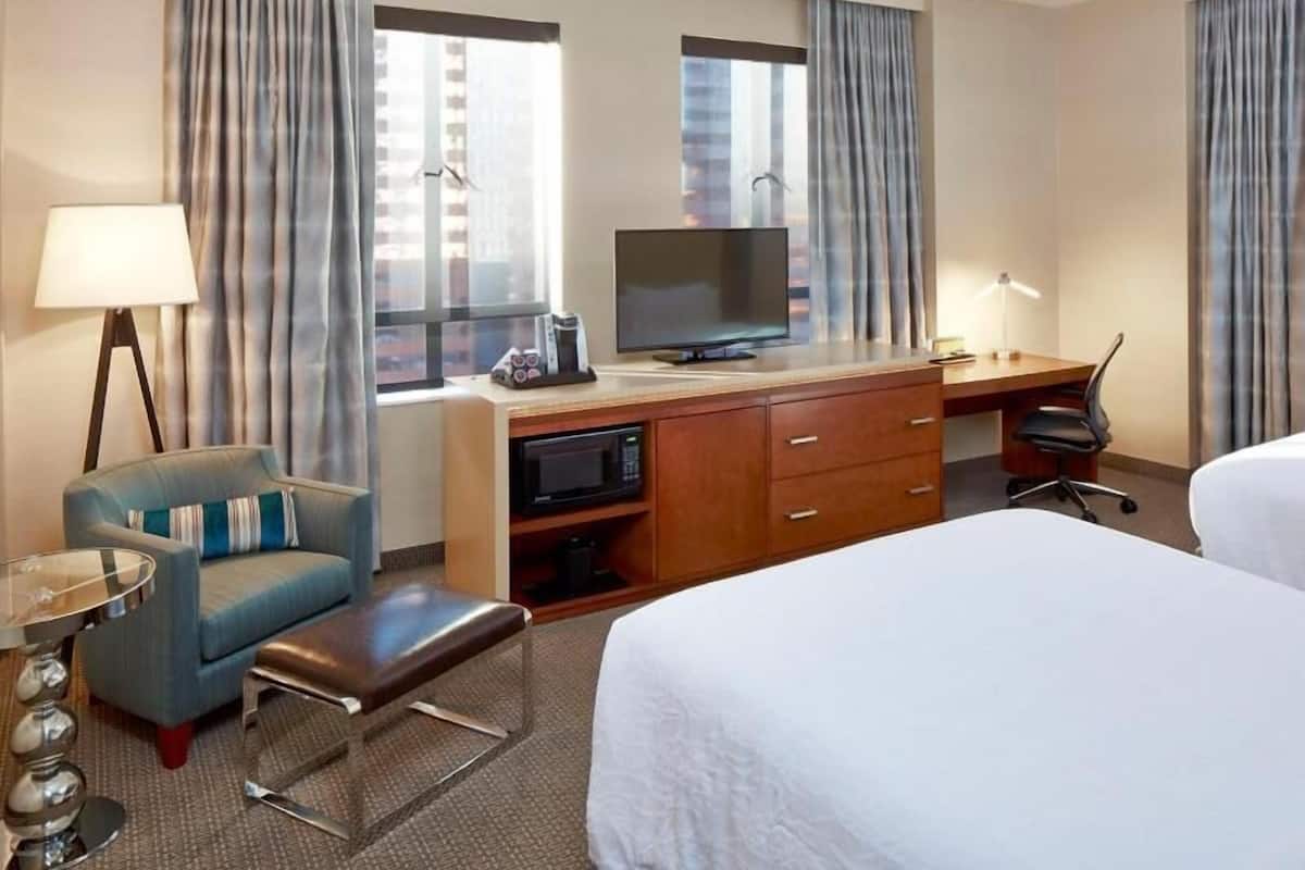 Literie de qualité supérieure, surmatelas, bureau, rideaux occultants