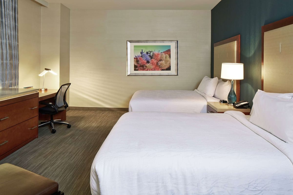 Literie de qualité supérieure, surmatelas, bureau, rideaux occultants