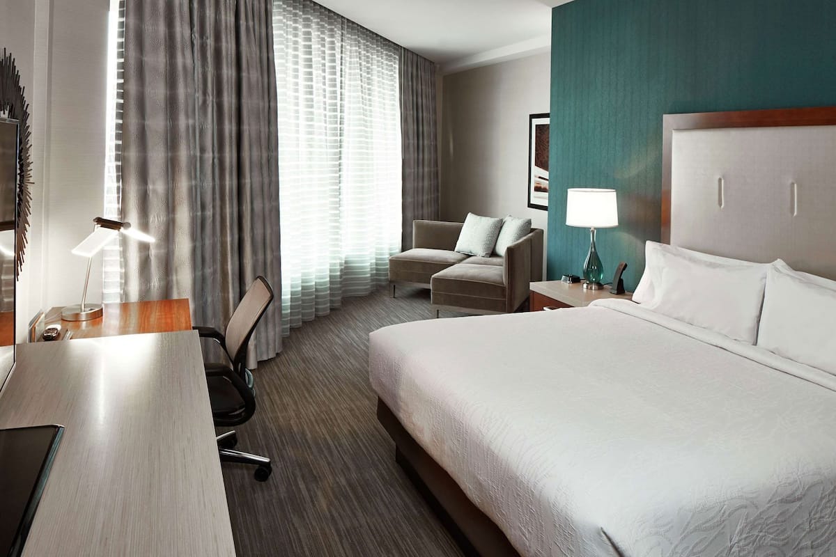 Literie de qualité supérieure, surmatelas, bureau, rideaux occultants