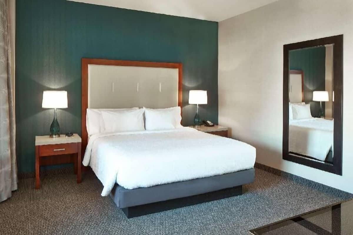 Literie de qualité supérieure, surmatelas, bureau, rideaux occultants