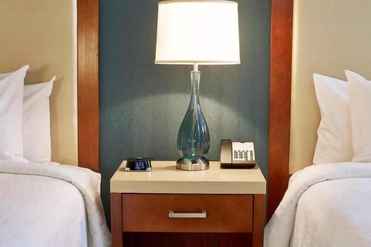 Literie de qualité supérieure, surmatelas, bureau, rideaux occultants