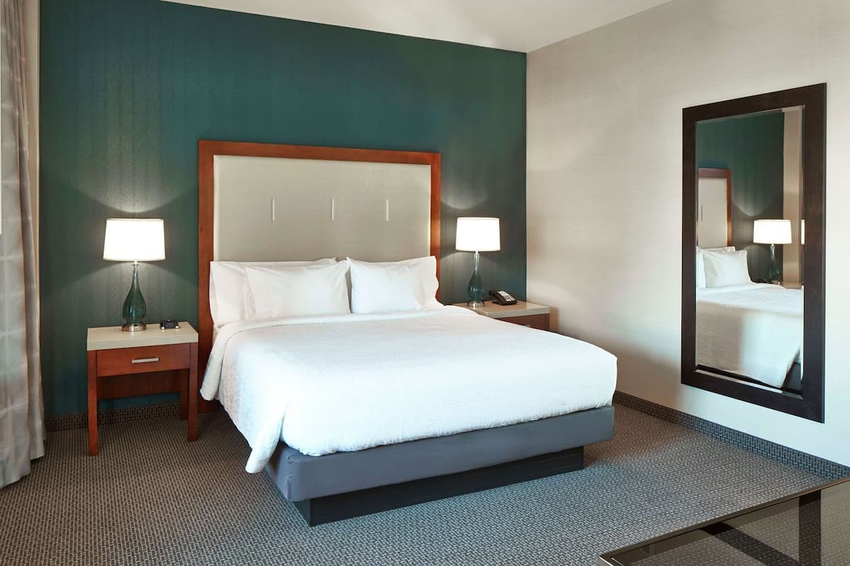 Literie de qualité supérieure, surmatelas, bureau, rideaux occultants