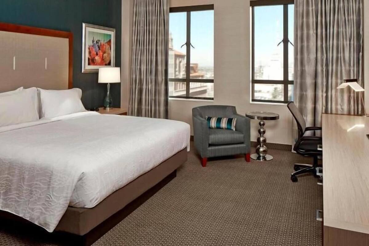 Literie de qualité supérieure, surmatelas, bureau, rideaux occultants