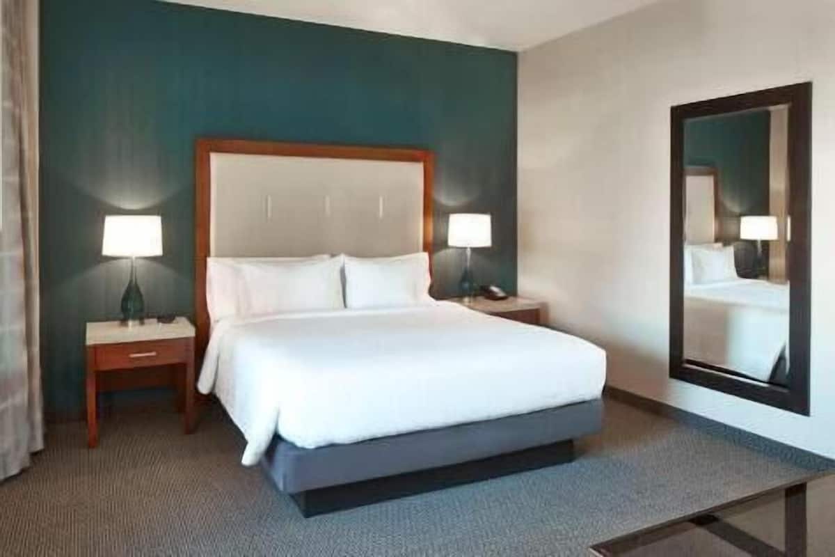 Literie de qualité supérieure, surmatelas, bureau, rideaux occultants