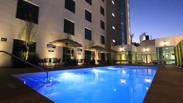 Udendørs pool, åben fra kl. 09.00 til kl. 21.00, parasoller