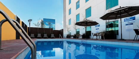 Piscina externa, funciona das 9h às 21h, guarda-sóis