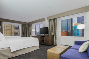 In-room safe, desk, free cribs/infant beds, free WiFi - Hampton Inn & Suites Dallas Downtown (Dallas)