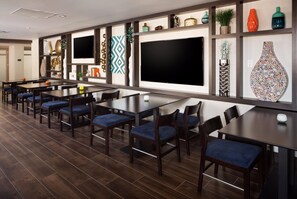 Free daily buffet breakfast - Hampton Inn & Suites Dallas Downtown (Dallas)