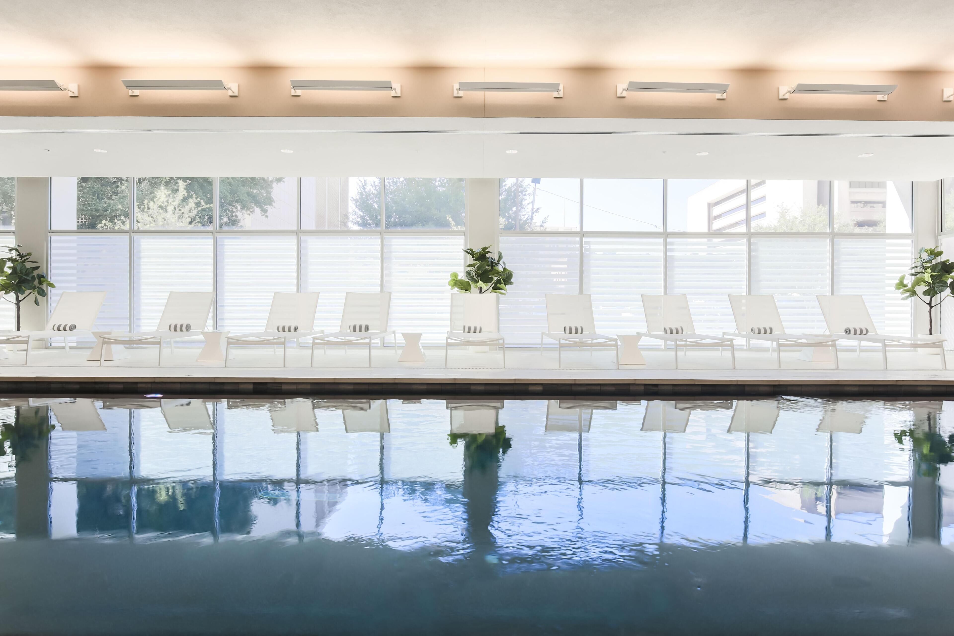 Una piscina cubierta
