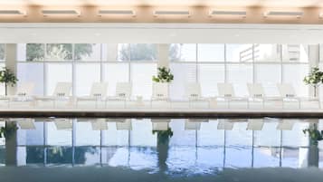 Una piscina cubierta