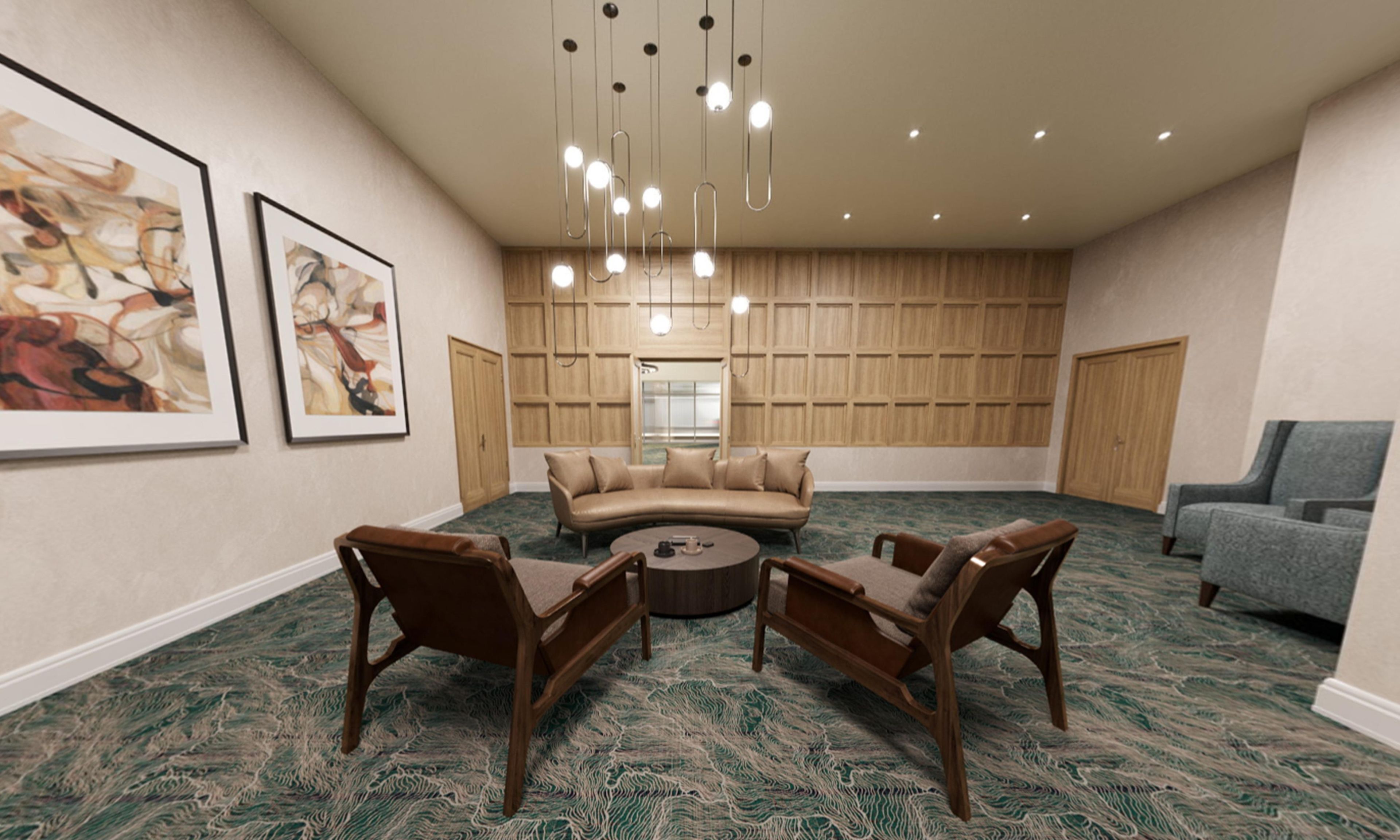 Un cuarto amplio con un sofá grande, dos sillones, una mesa de centro y un sillón azul. Hay dos obras de arte enmarcadas en la pared, un revestimiento de pared de madera y un techo con luces colgantes.