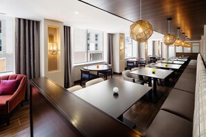 Free daily buffet breakfast - Hampton Inn & Suites Dallas Downtown (Dallas)