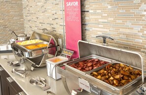 朝食 (ビュッフェ)、毎日提供 (無料)