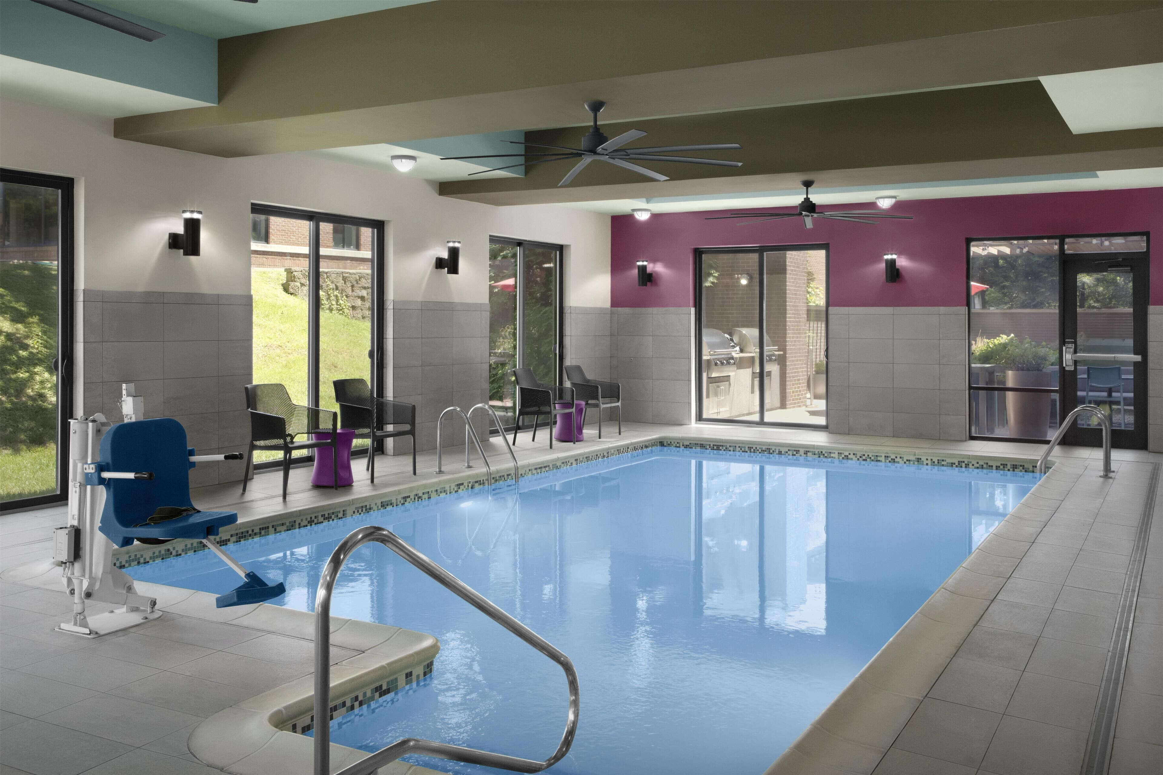 Indoor pool, sun loungers