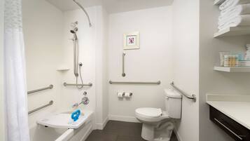 Un baño con ducha, inodoro y lavamanos.
