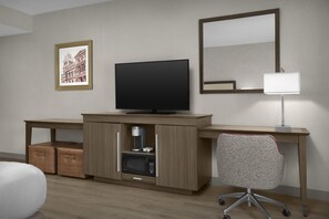 Premium bedding, desk, laptop workspace, blackout drapes - Hampton Inn Louisville East/Hurstbourne (Louisville)