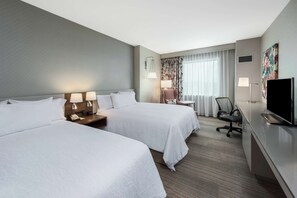 Rum - 2 queensize-sängar | Allergitestade sängkläder, värdeförvaringsskåp på rummet och skrivbord