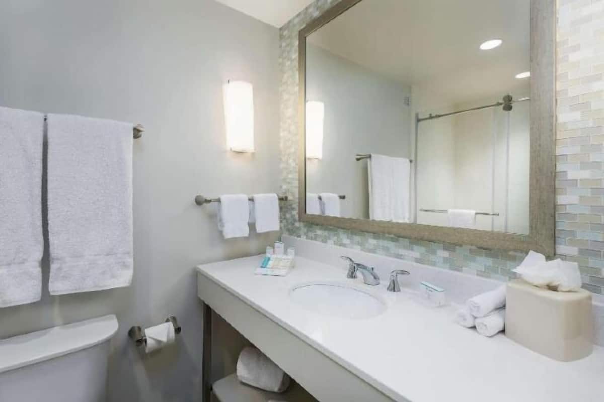 Bathroom | Free toiletries, towels