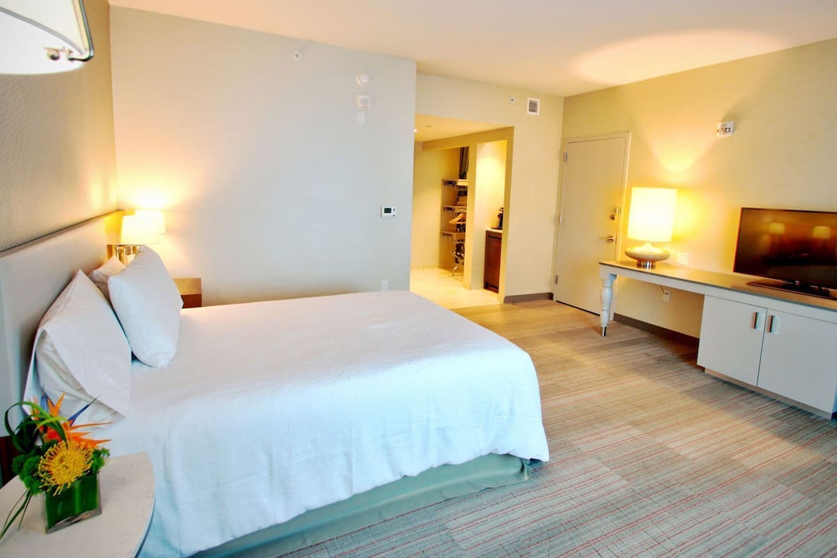 Hypo-allergenic bedding, in-room safe, desk, laptop workspace