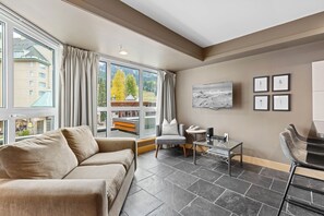 Suite Signature, vue montagne (# 202) | Coin séjour | Télévision à écran plat de 24 pouces avec chaînes par satellite