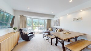 Signature-Suite, 1 King-Bett und Schlafsofa (# 416) | Essbereich im Zimmer