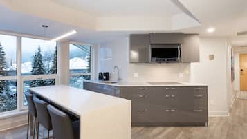 # 409 1 Bedroom Signature | Private kitchen | Mini-fridge, coffee/tea maker, toaster