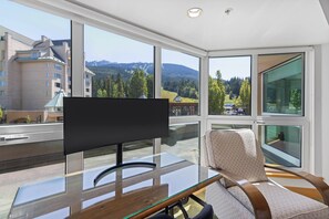 Appart'hôtel | Coin séjour | Télévision à écran plat de 24 pouces avec chaînes par satellite