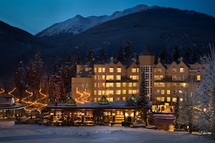 Fachada de la propiedad por la tarde o noche