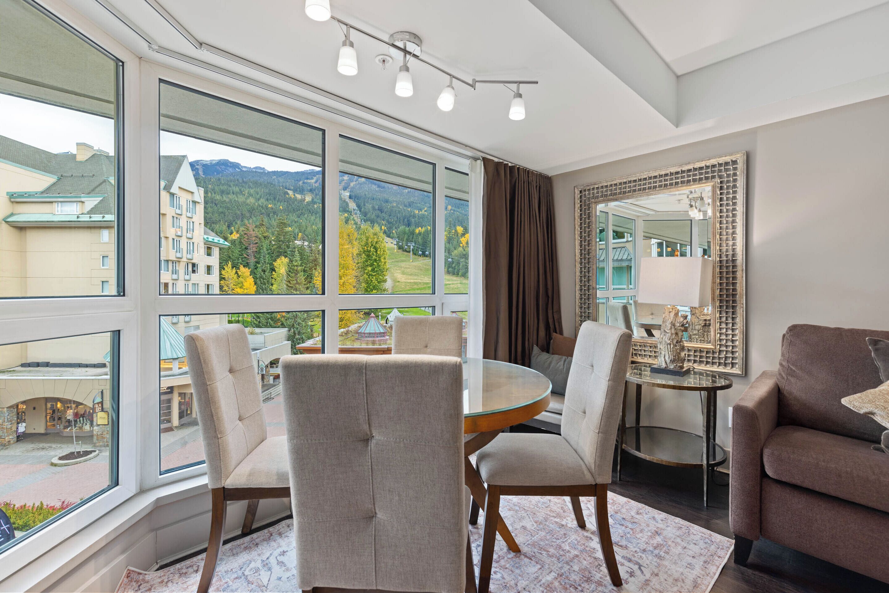 Suite Prestigio, 1 habitación, vista a la montaña (# 402) | Área de sala de estar | Televisión de pantalla plana de 24 pulgadas con canales vía satélite 