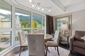 Suite Signature, 1 chambre, vue montagne (# 402) | Coin séjour | Télévision à écran plat de 24 pouces avec chaînes par satellite