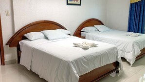 Chambre avec lits jumeaux | Bureau, lit d’appoint (supplément), accès au Wi-Fi (inclus)
