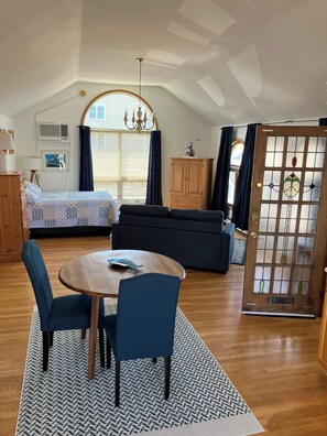 Studio Suite, 1 Bedroom, Jetted Tub, Ocean View | Individually decorated, individually furnished, free WiFi, bed sheets - Grand View Motel (Hampton)