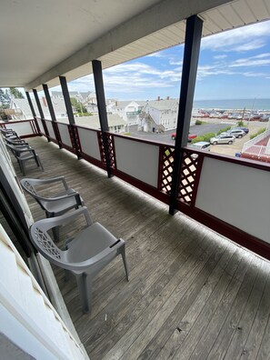 Room, 1 Queen and 1 Double Bed | Uitzicht op strand/zee