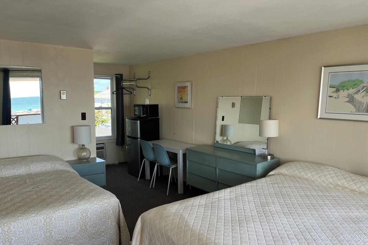 Room, 1 Queen and 1 Double Bed | 무료 WiFi, 각각 다른 스타일의 인테리어, 각각 다르게 가구 비치, 침대 시트
