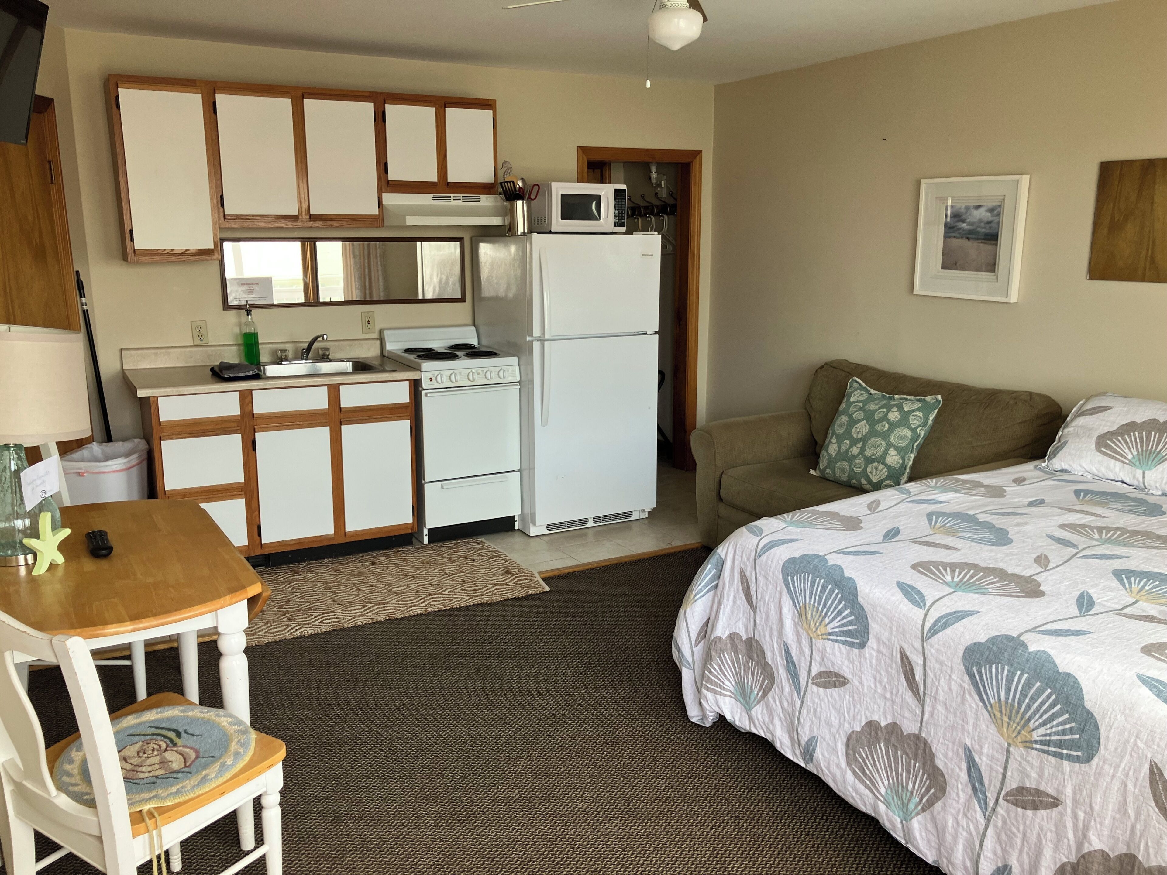 Studio Suite, 1 Bedroom, Kitchen, Ocean View | Private kitchen | Fridge, microwave, freezer