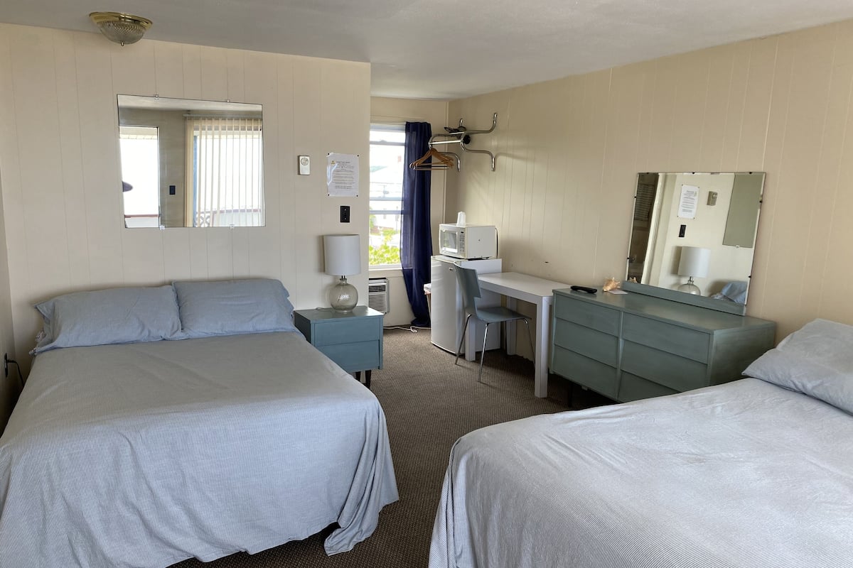 Room, 1 Queen and 1 Double Bed | 特色装修、特色家居、免费 WiFi、床单