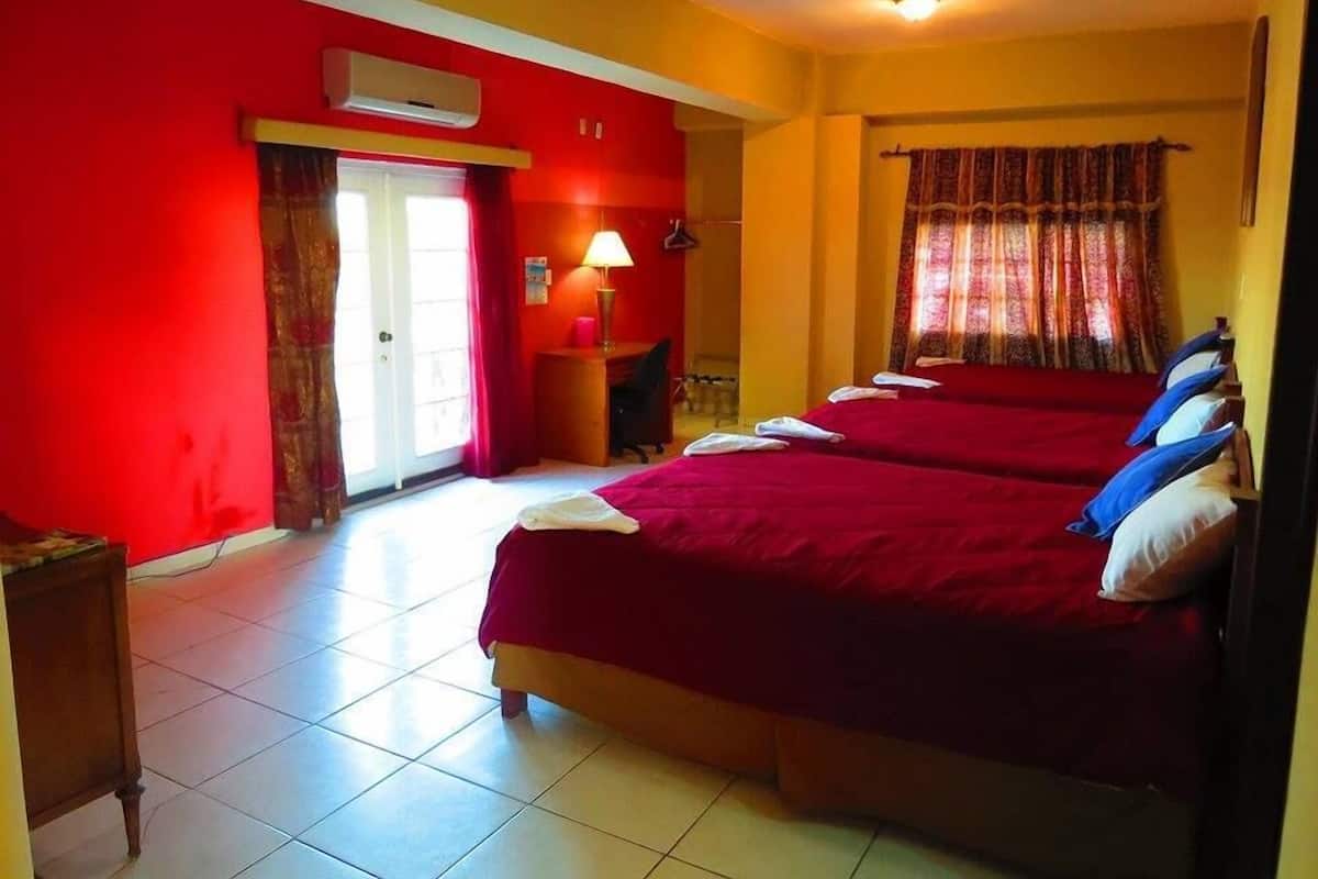 Quarto triplo, várias camas | Cofres nos quartos, Wi-Fi de cortesia