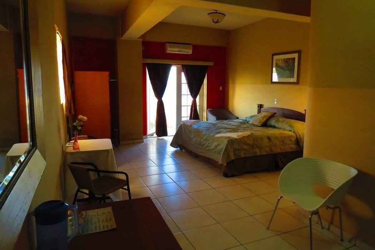 Quarto standard, 1 cama de casal | Cofres nos quartos, Wi-Fi de cortesia