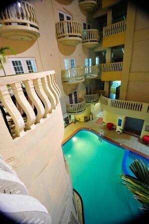 Una piscina al aire libre