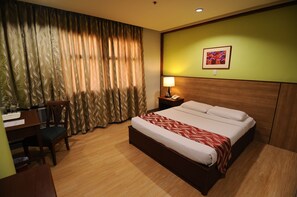 In-room safe, desk, blackout drapes, rollaway beds - Regency Inn (Davao)