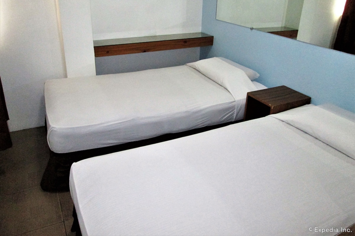 Double Cab | Desk, laptop workspace, soundproofing, free WiFi