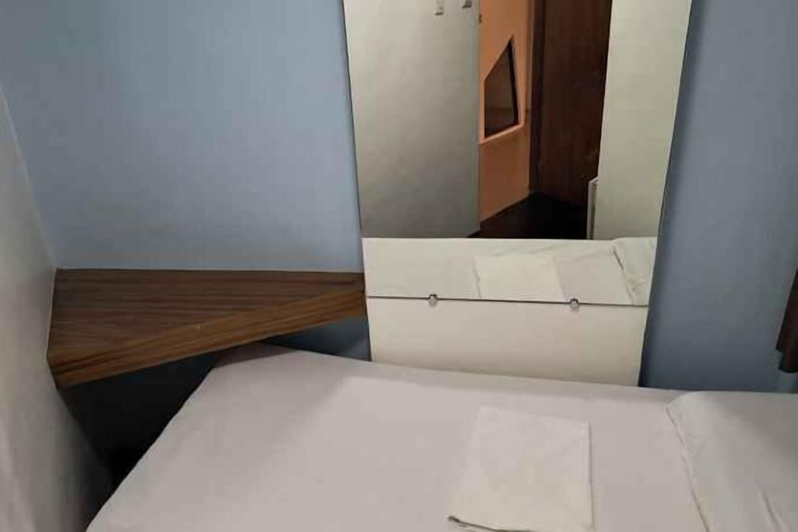 Desk, laptop workspace, soundproofing, free WiFi